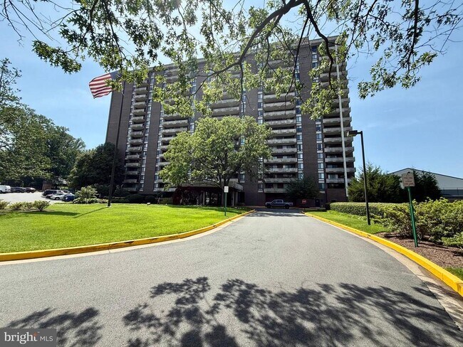 Building Photo - 1800 Old Meadow Rd