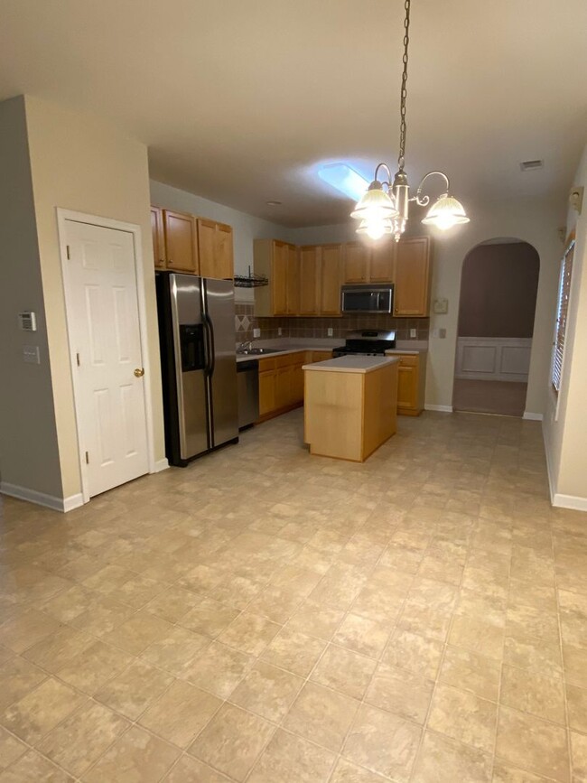 Building Photo - Beautiful 4 Bedroom 2.5 Bath Home in Mirro...