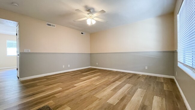 Building Photo - Great 3 Bedroom, 2.5 Bath townhome in the ...