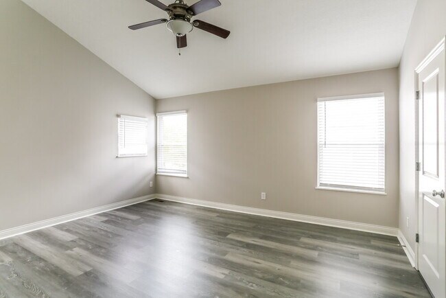 Building Photo - 585 Bettmann St