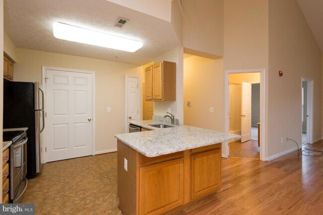 Building Photo - 2013 Warners Terrace S