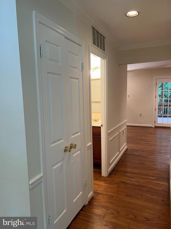 Building Photo - 10101 Alsace Ct