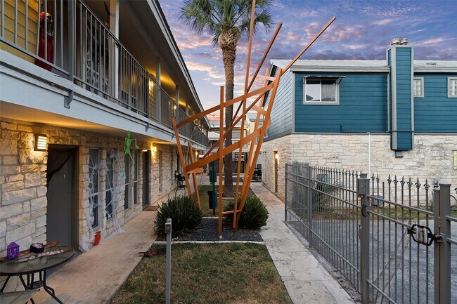 Building Photo - 2526 Durwood St