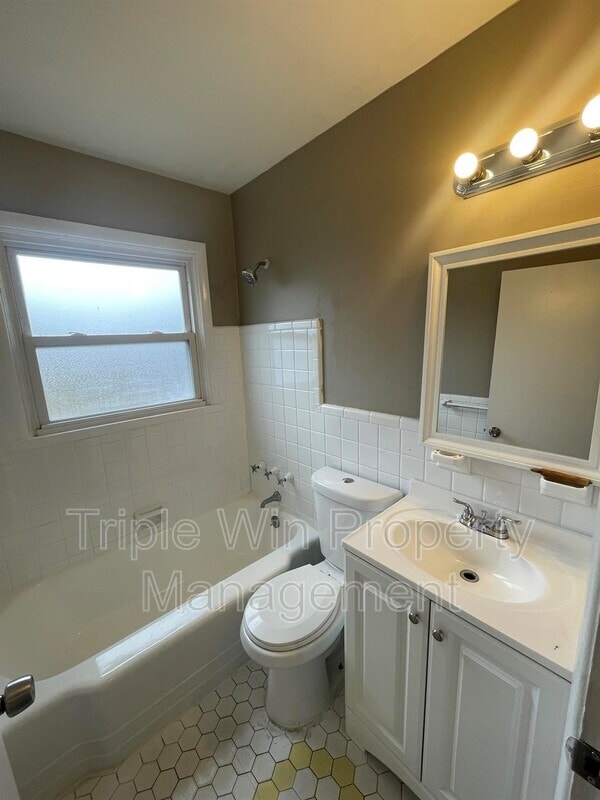 Building Photo - 5 Westdell Dr