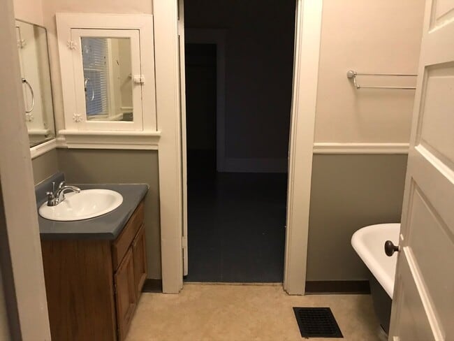 Building Photo - 4br/2ba House with fenced yard