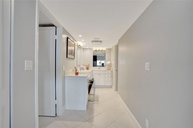 Building Photo - 1150 Hillsboro Mile Unit 1016