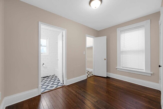 Building Photo - "Beautiful 3-Bedroom, 2-Full Bath Duplex Featuring Hardwood Floors and a Fenced Yard!"