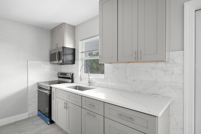 Building Photo - 233 7th Ct