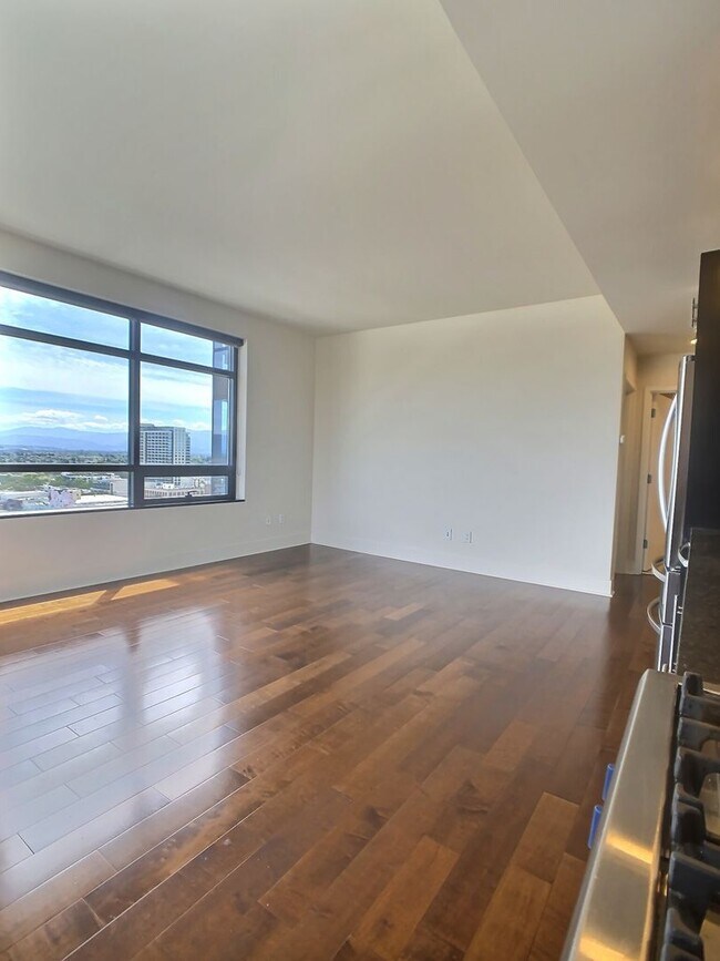 Building Photo - Gorgeous 2 Bedroom/2 Bathroom Condo for Rent at The 88 on the 17th Floor