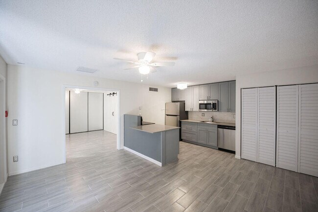 Building Photo - 641 Executive Center Dr