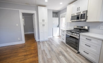Building Photo - LOOK NO FURTHER!! Cottage Style 1 Bed/1 Ba...