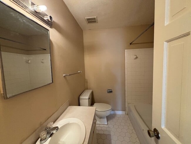 Building Photo - 2 bedroom 1 bath duplex unit off St Marys Road