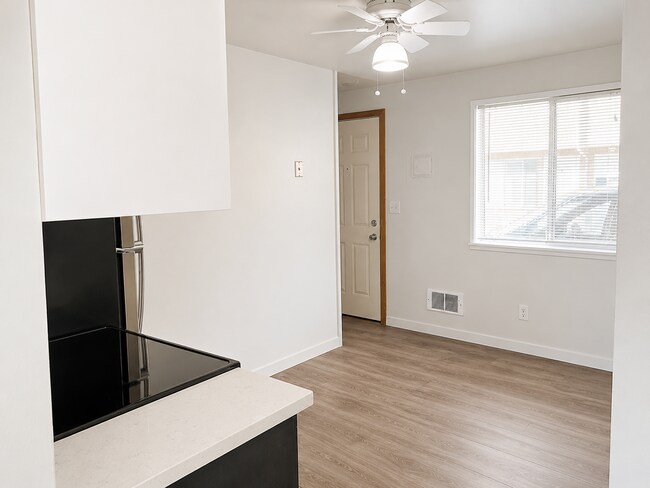 Building Photo - 703 Woodford Ave N