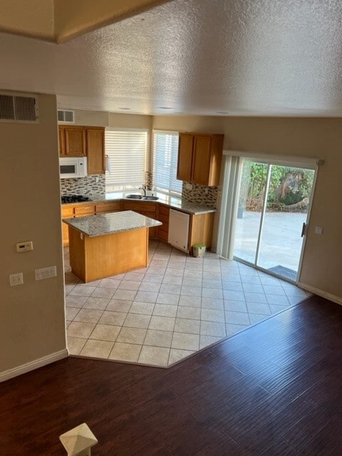 Building Photo - 15755 Roan Rd