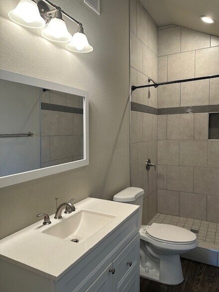 Building Photo - 1136 Edgewater Dr