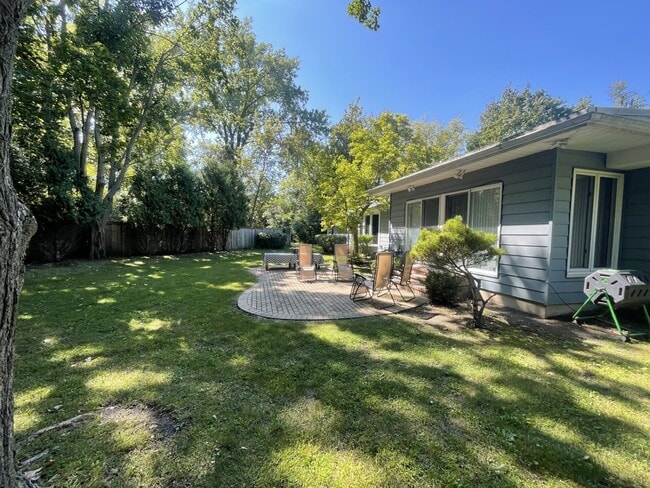 Building Photo - 515 E Blodgett Ave
