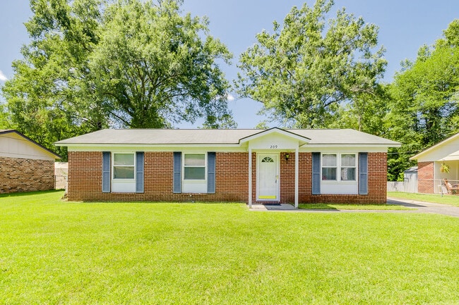 Primary Photo - 209 E Tietgen St