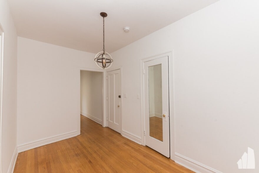 Building Photo - 1212 W Lunt Ave