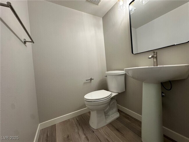 Building Photo - 2637 Heathrow St