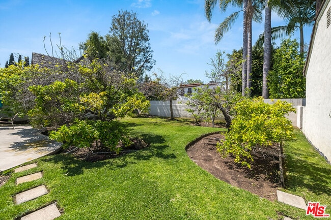 Building Photo - 157 N Las Palmas Ave