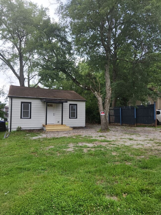 Building Photo - Cottage Charm Home