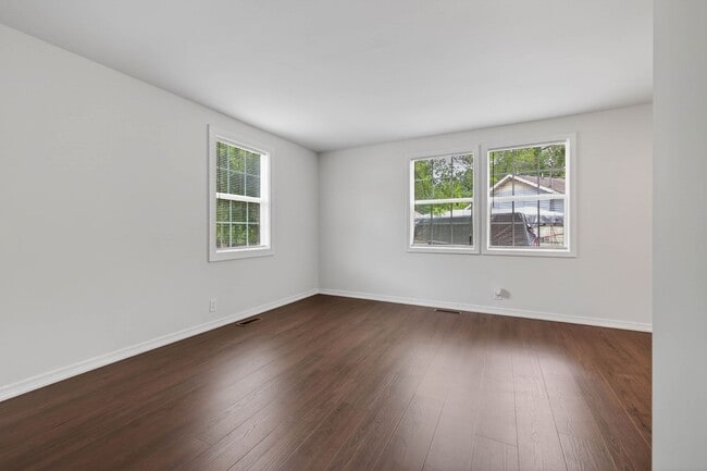 Building Photo - 2 Bedroom Home For Rent Near APSU!