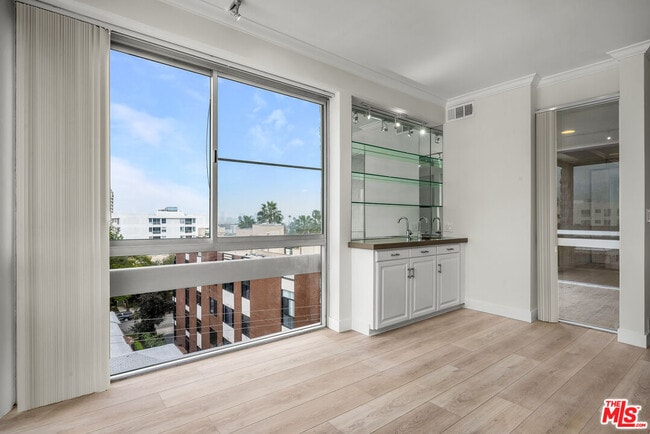 Building Photo - 320 N Maple Dr