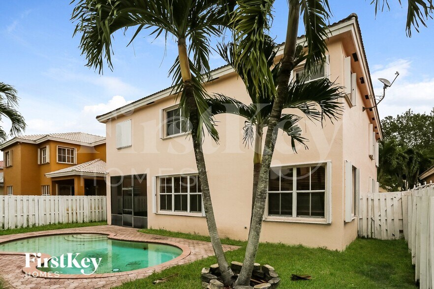 Building Photo - 2332 SW 126th Ave