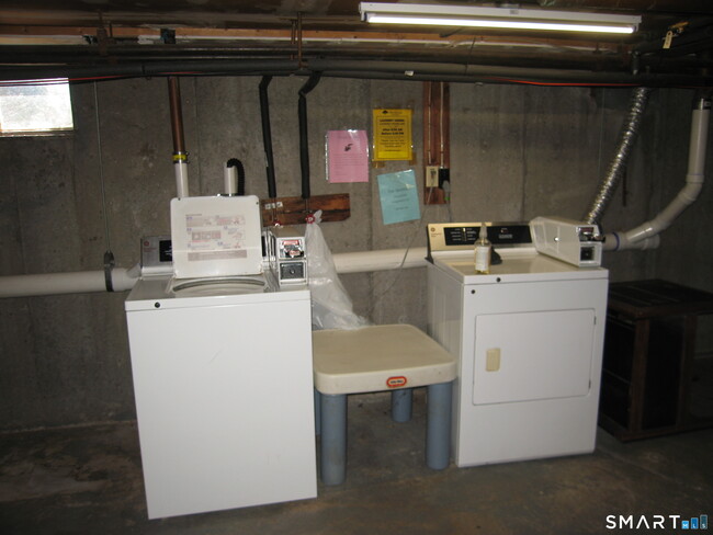 Building Photo - 494 Oak Ave