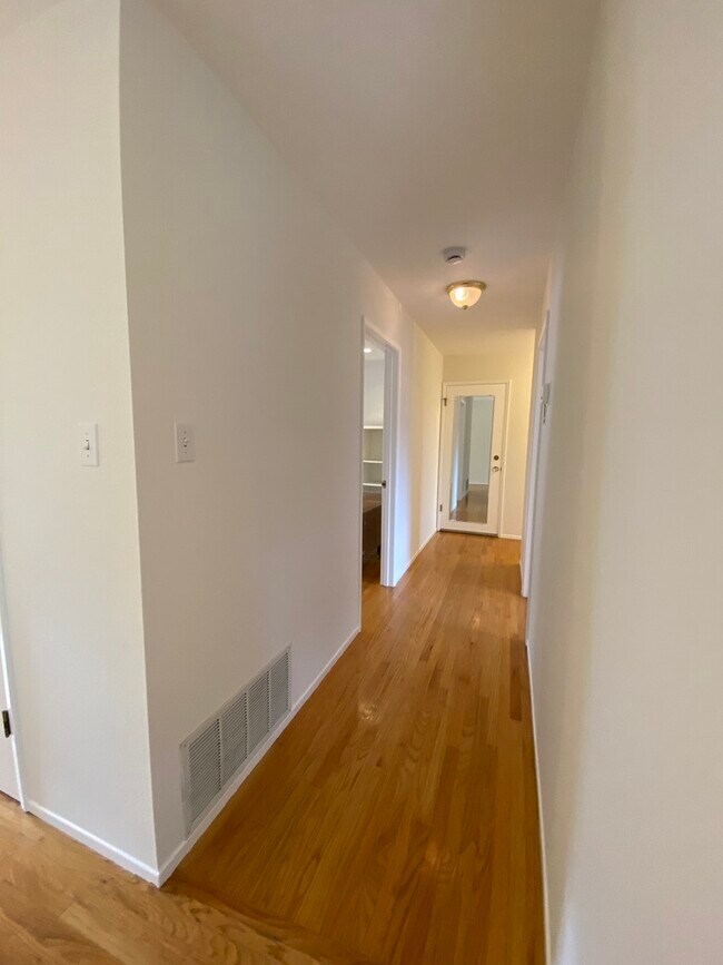 Building Photo - 845 Viewridge Dr