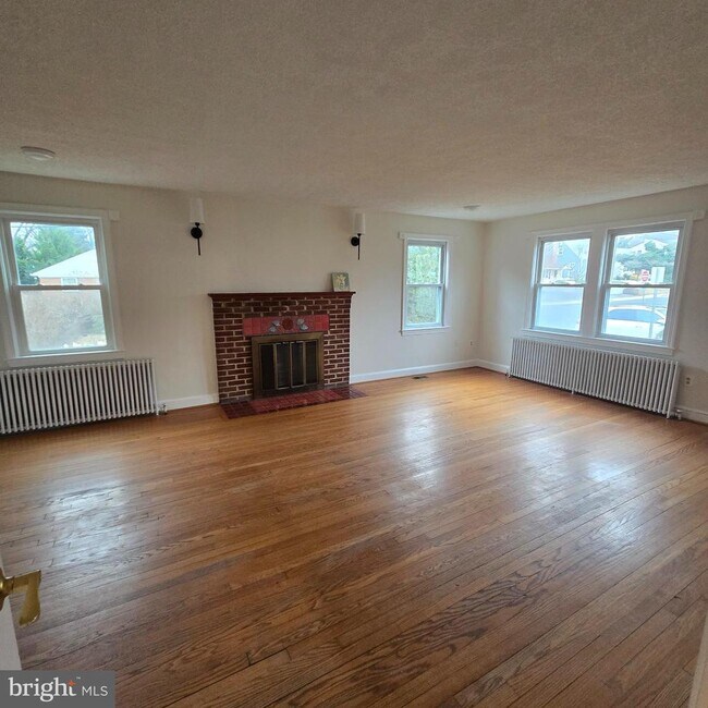 Building Photo - 8 Mannakee St