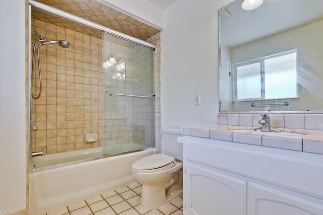 Building Photo - Spacious Home l Massive 12,525 Sq Ft Lot l...