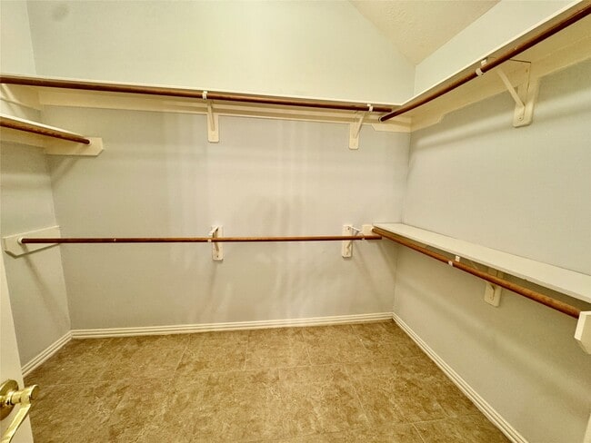 Building Photo - 2604 Hidden Creek Dr