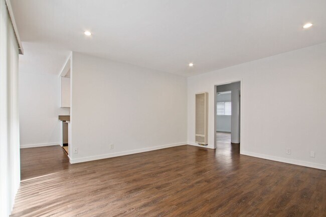 Building Photo - 1043 5th St