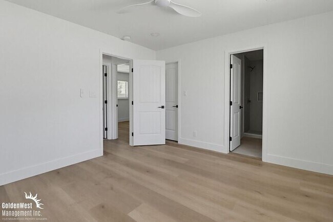 Building Photo - Beautifully Renovated 3Bdm 2Ba Apartment Home in San Diego!