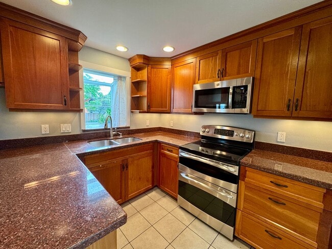 Building Photo - One Block to Lake Washington, Available Aug 1st