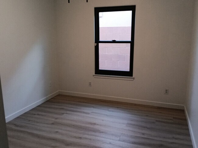 Building Photo - 3 Bedroom, 2 Bathroom Home! Schedule a Showing!