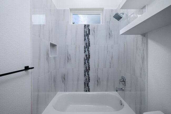 Building Photo - 68 Fairway Dr