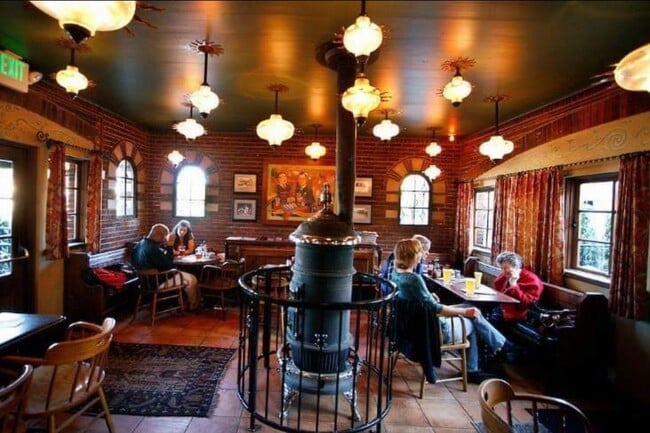 Chapel Pub - 555 N Simpson St