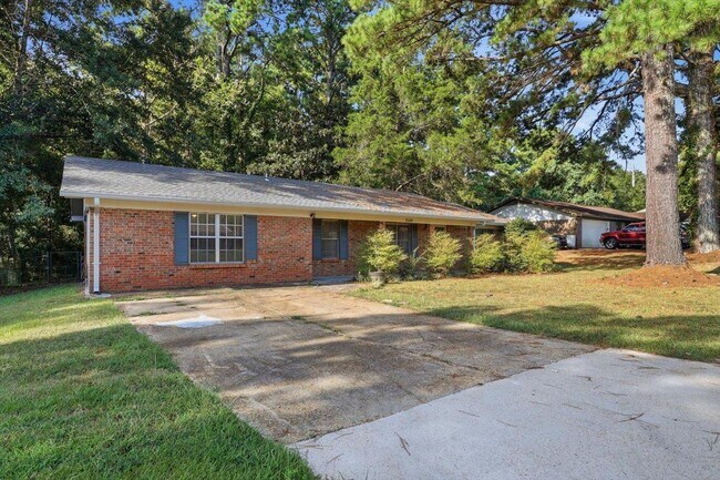 Building Photo - 2549 Jennifer Dr