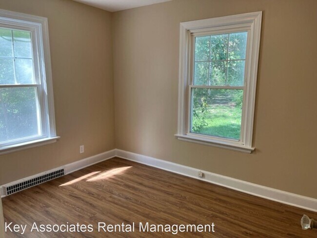 Building Photo - 3 br, 1.5 bath House - 2401 SE Kentucky