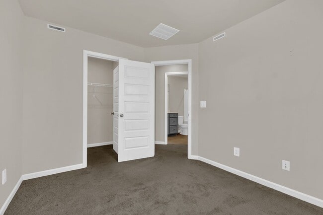 Building Photo - 3 bed/2.5 bath townhome in Tulip Hills wit...