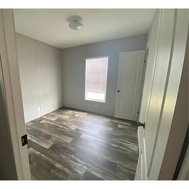 Building Photo - 1521 Thomas Dr