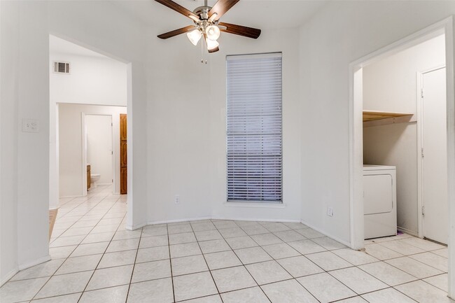 Building Photo - 215 Meadowbrook Ln