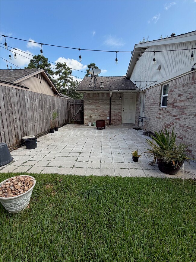 Building Photo - 2418 Tinechester Dr