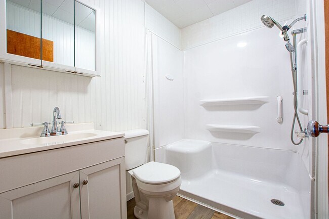 Building Photo - 2 Bedroom / 1 Bath Home in Carter Lake!