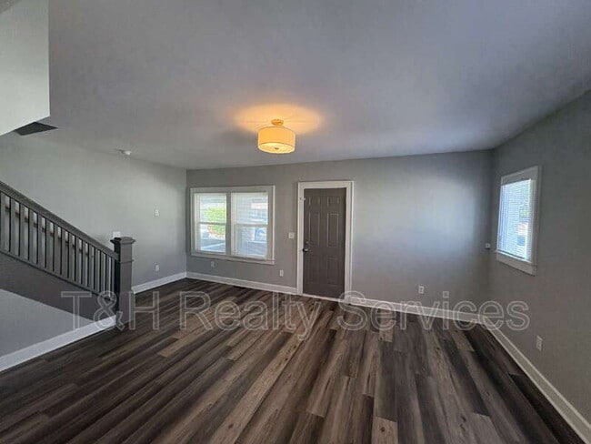 Building Photo - 639 N Gray St