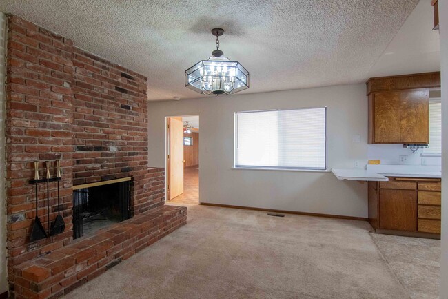 Building Photo - MOVE IN SPECIAL!!! $500 OFF THE  FIRST MON...