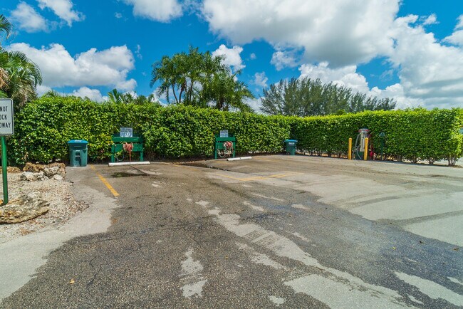 Building Photo - 9420 S Hollybrook Lake Dr