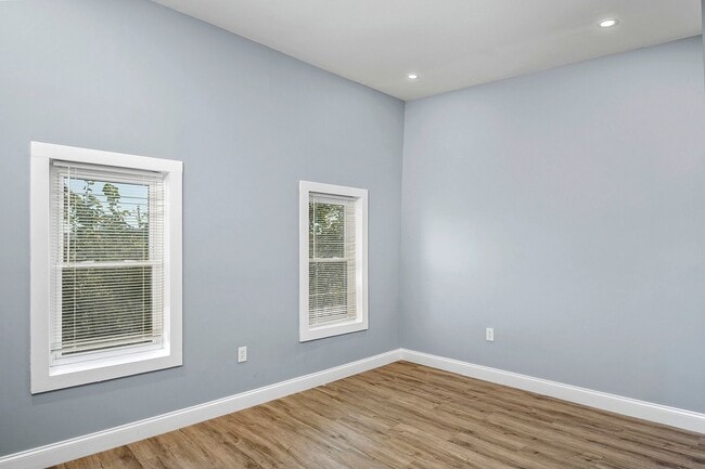 Building Photo - Beautifully renovated 3BR/3.5BA in Upper F...